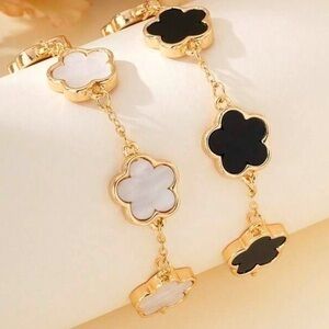 2pcs Fashionable Classic Black & White Clover Design Bracelet Set